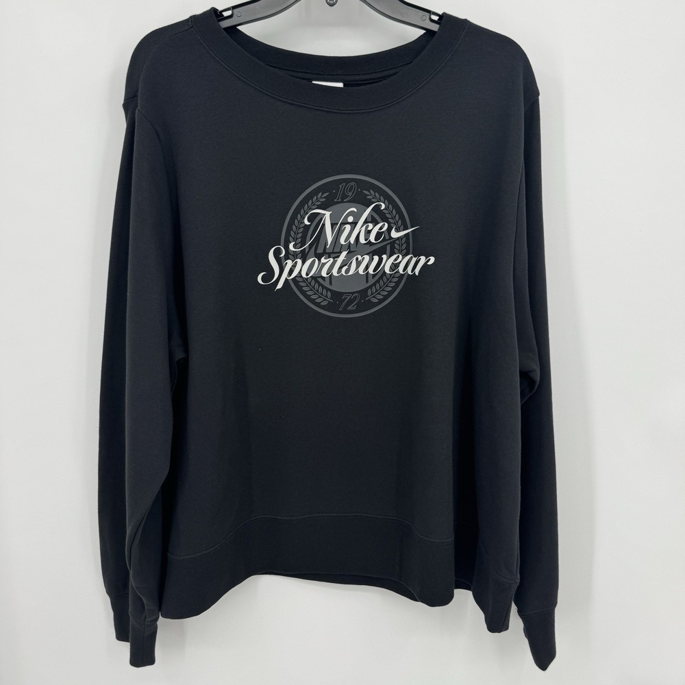 Nike Sportswear Club Fleece GFX Crew Neck Sweatshirt Black IF5973-010 Womens 1X